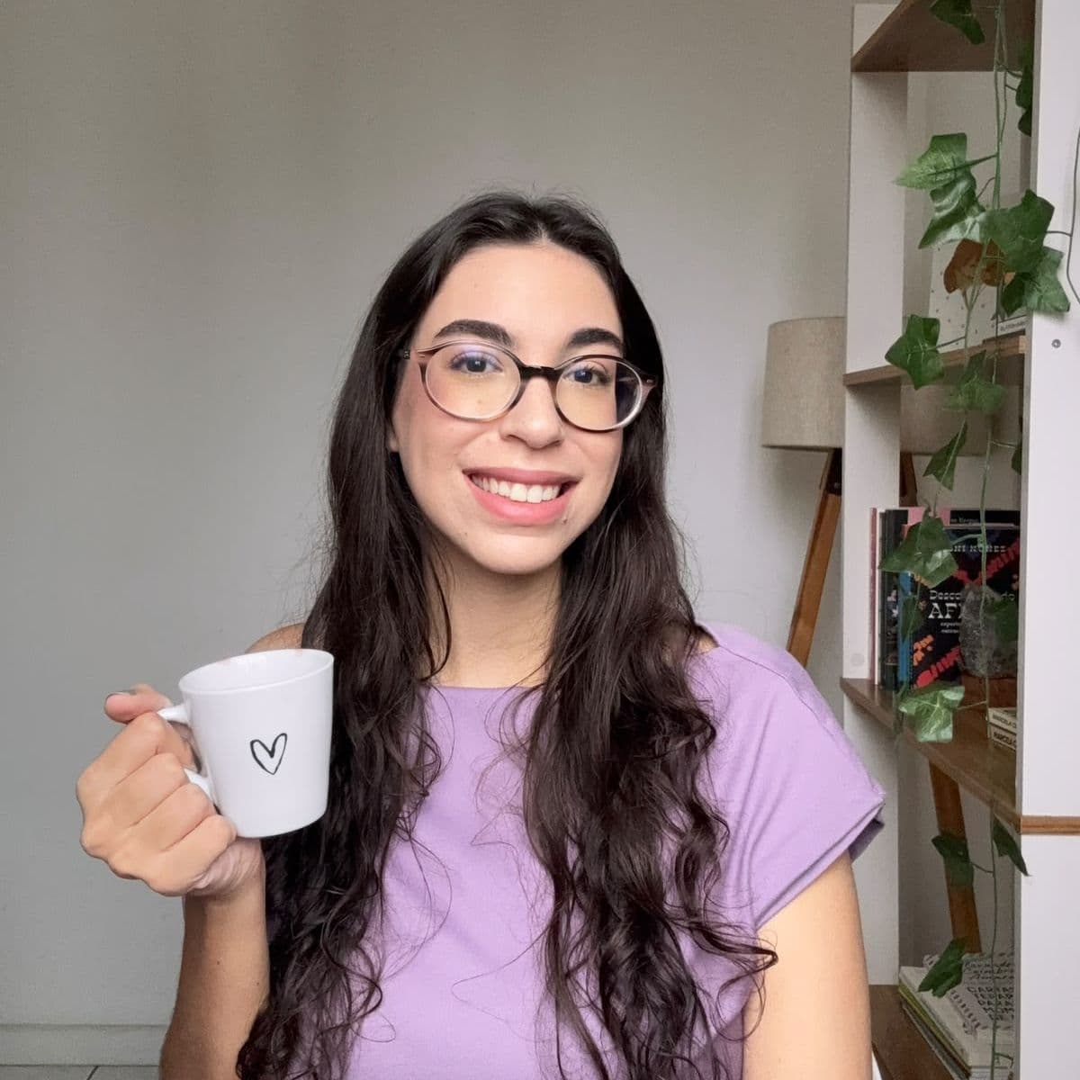 Bianca Correa, psicóloga online para mulheres, sorrindo com uma xícara de café