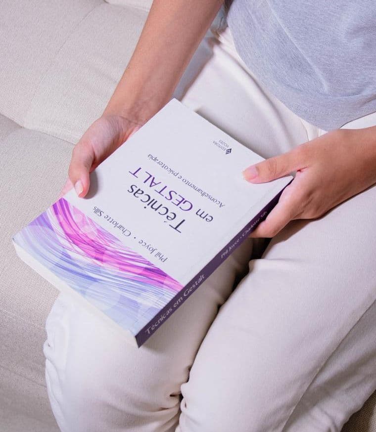 Psicóloga Bianca Correa segurando o livro Técnicas em Gestalt